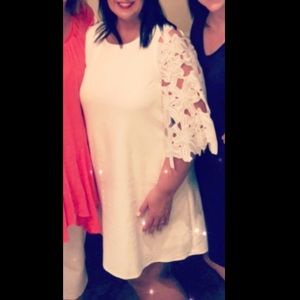 White Umgee Dress w Pockets & lace cutout sleeves